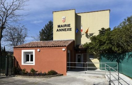 Fermeture mairie du Val St André, Arc, La Torse
