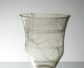 Gobelet en verre soufflé verdâtre H=7.5 cm Diam.=7 cm - Antiquité - Tombe 13 (…)