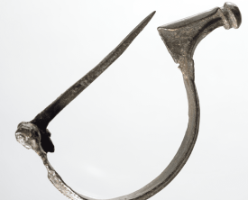 Fibule de type Aucissa - Bronze L. : 5.4 cm - Maison de l'Aire du (…)