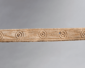 Placage en os à décor de cercles ocellés et de lignes obliques formant des (…)