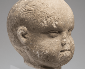 Tête d'un bébé - Calcaire 14 x 10 cm - Antiquité début du IIIe siècle - (…)