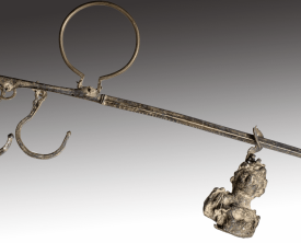Balance romaine - Alliage cuivreux L=46.5 cm Contrepoids H =8.8 cm - (…)