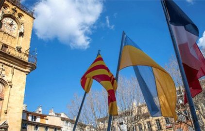 Le drapeau ukrainien sur le fronton de l'Hôtel de Ville