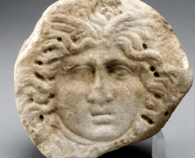 Tête de Méduse sur fragment d'autel funéraire ou votif - Marbre blanc à (…)