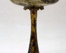 Verre à haute tige creuse