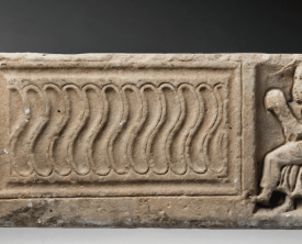 Fragment d'un couvercle de sarcophage - Marbre 34 x 83,5 x 10 cm - (…)