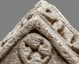 Détail des motifs sculptés sur les écoinçons des chapiteaux toscans - (…)