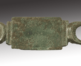 Applique rectangulaire aux extrémités équipées de lunules dont chaque pointe (…)