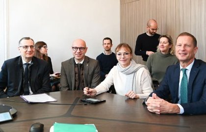 Sophie Joissains signe l'acte de vente au profit de la Justice