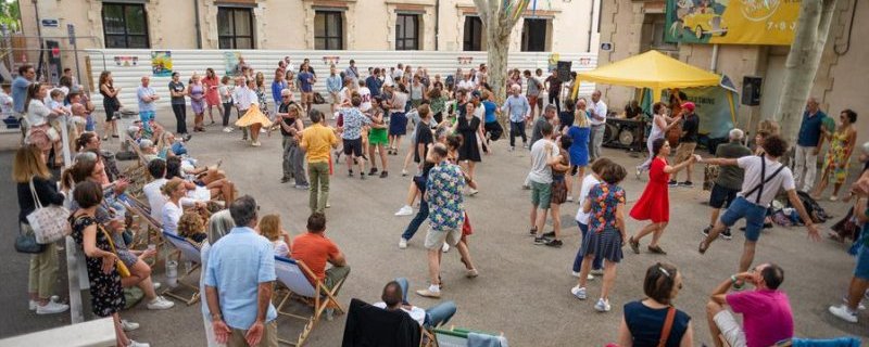 Guinguettes swing en plein air avec musiciens et danseurs