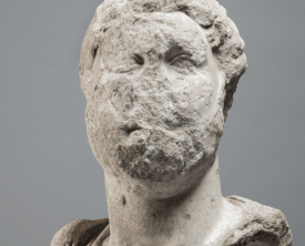 Buste portrait d'Hadrien - Marbre à gros cristaux 71 x 45 cm - (…)