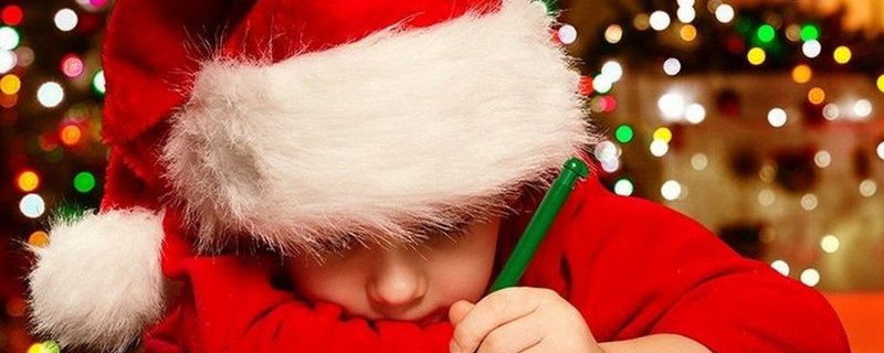 Sapin de Noël géant et la boîte aux lettres du Père Noël