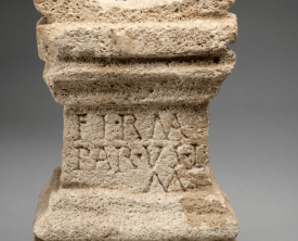 Ex-voto aux Parques - Autel de calcaire doté de 2 pulvini sur son sommet et (…)