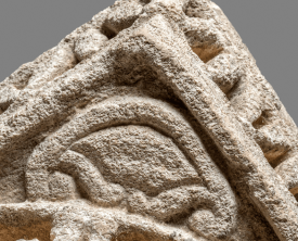 Détail des motifs sculptés sur les écoinçons des chapiteaux toscans - (…)