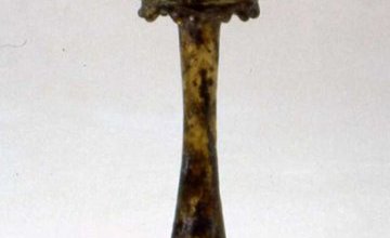 Verre à haute tige creuse