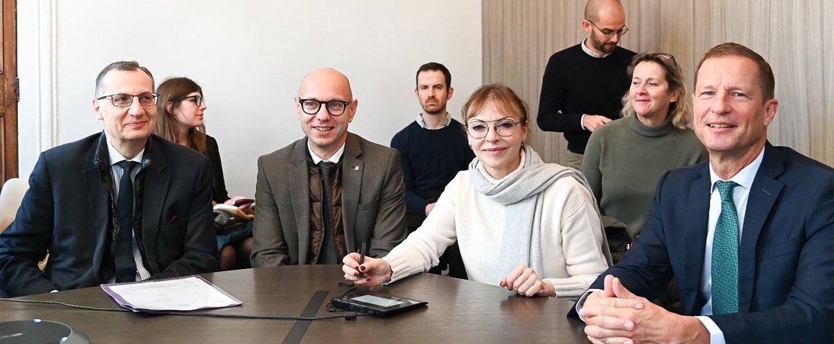 Sophie Joissains signe l'acte de vente au profit de la Justice