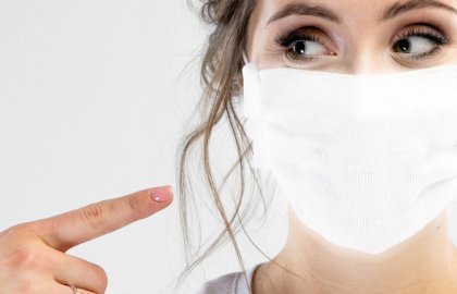 La Ville donne deux masques par Aixois