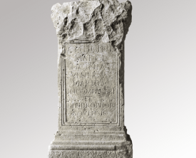 Epitaphe du dendrophore Gnaeus Licinius Marcus - Cippe de calcaire 176 x 76 (…)