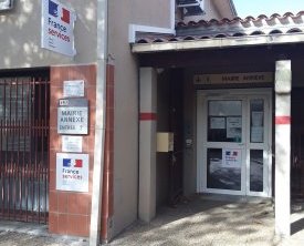 Entrée MDQ les Hauts d'Aix enseigne drapeau
