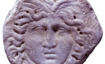 Relief à décor tête de Méduse