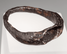 Bague en fer à incrustation de chatons en pâte de verre - Antiquité - Egouts (…)