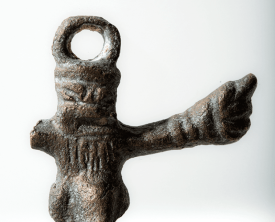 Amulette phallique - Alliage cuivreux 4 x 3 x 0.6 cm - Antiquité du Ier et (…)