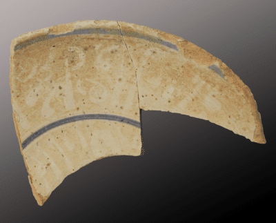 Coupelle émaillée, décor épigraphique au lustre métallique, Valence, Rue de (…)