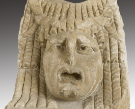 Acrotère en forme de masque - Calcaire fin 61 x 60 x 10 cm - Antiquité IIème (…)