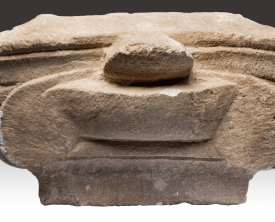 Chapiteau de pilastre ionique - Calcaire H=22 cm l=37 cm ép.=22 cm - (…)