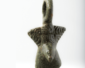 Amulette phallique - Alliage cuivreux 4 x 3 x 0.6 cm - Antiquité du Ier et (…)