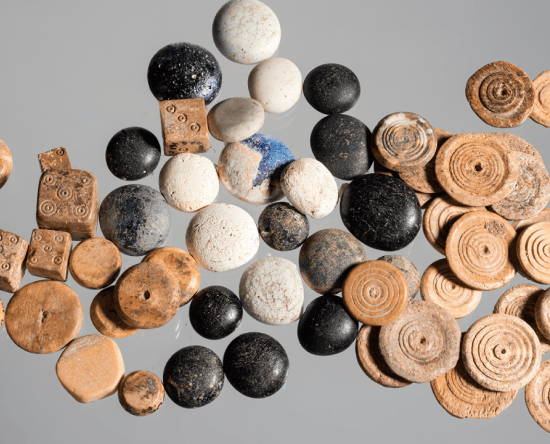 Dés et pion en os et en pâte de verre - Antiquité - Divers sites aixois