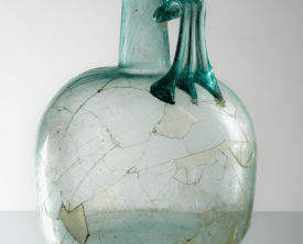 Flacon en verre soufflé translucide bleuté - Tyoe Isings 52 H=14.4 cm Diam.= (…)