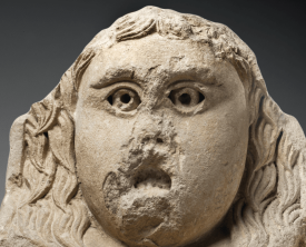 Acrotère en forme de masque - Calcaire fin 50 x 55 x 31 cm - Antiquité IIème (…)