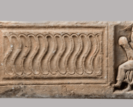 Fragment d'un couvercle de sarcophage - Marbre 34 x 83,5 x 10 cm - (…)