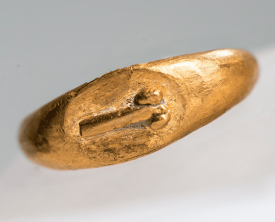 Bague en or à décor phallique - Diam : 13 mm / Ep : 2-4 mm - Cours des (…)