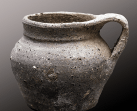 Pégau en céramique grise régionale.