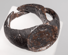 Bague en fer à incrustation de chatons en pâte de verre - Antiquité - Egouts (…)