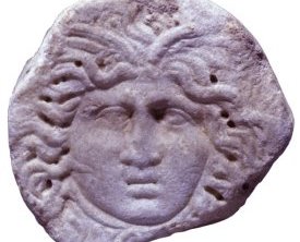 Relief à décor tête de Méduse