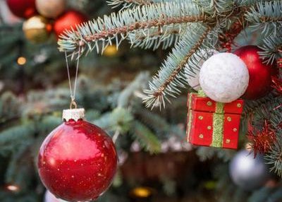 Sapin de Noël géant et la boîte aux lettres du Père Noël