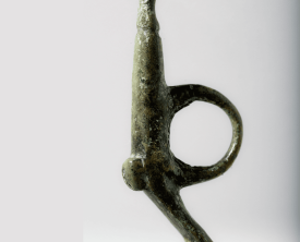 Amulette phallique - Alliage cuivreux 4 x 3 x 0.6 cm - Antiquité du Ier et (…)