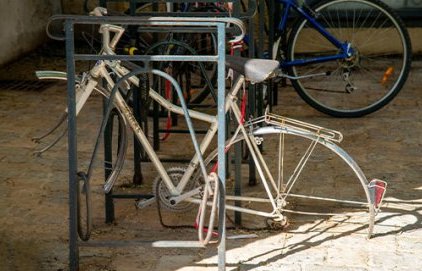 Les bicyclettes et accessoires hors d'usage, retirés du domaine public