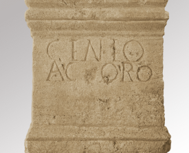 Dédicace au génie Acorus - Autel de calcaire avec pulvini très réduits et (…)