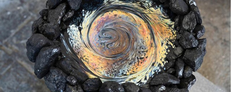 De la terre jaillit la lumière.