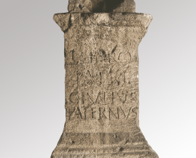 Dédicace à Liber Pater - Autel de grès avec un focus et des pulvini au (…)