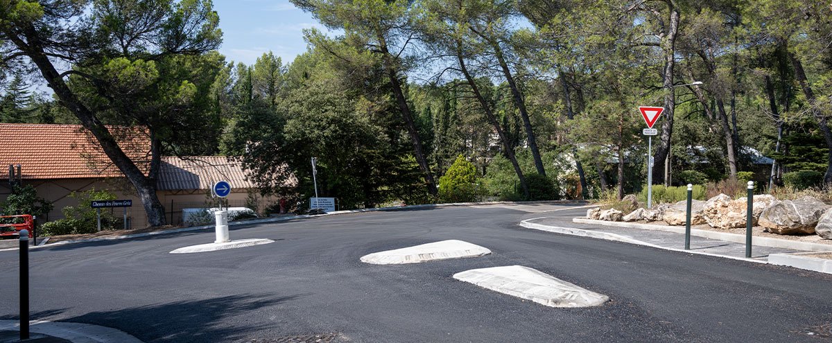 Un giratoire sur le Chemin des Frères Gris