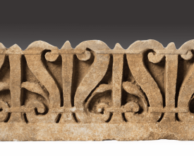 Couronnement à décor de S affrontés - Calcaire H=27 cm l=68 cm ép.=16 cm - (…)