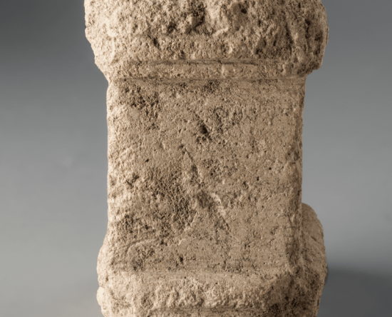 Petit autel anépigraphe - Calcaire 11 x 5 x 4 cm - Antiquité - Allées (…)