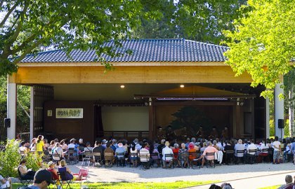 Le théâtre nô et son écrin de verdure