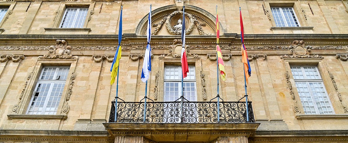 Attentat terroriste d'Arras - les drapeaux de la ville mis en berne 