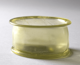 Coupelle en verre soufflé - H=4.6 cm Diam.=9 cm - Antiquité Ier siècle - (…)